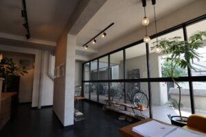 ボロボロ内装の貸店舗をエクステリア屋さんのオフィス用にスタイリッシュリフォーム